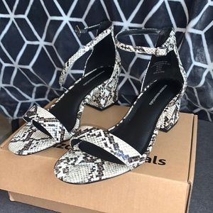 snake skin design heels 🖤